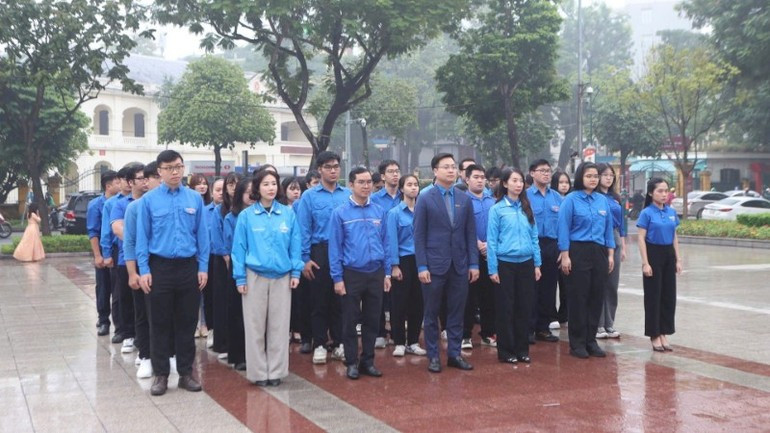 首都青年缅怀列宁领袖。