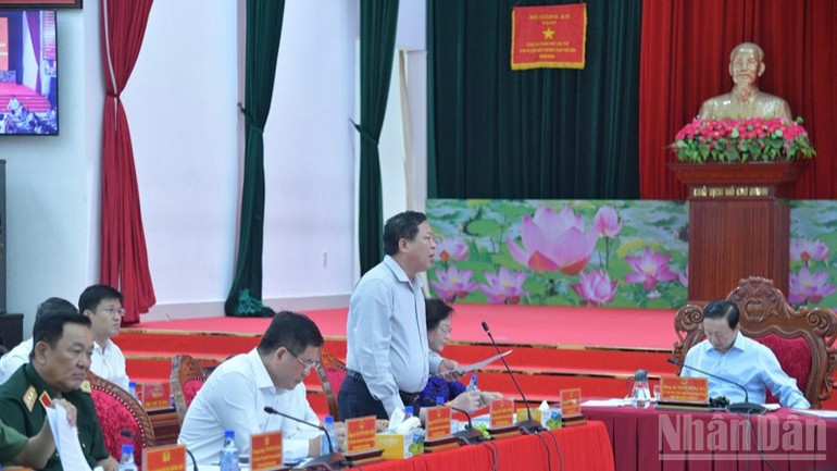 越南建设部部长陈红明发表讲话。