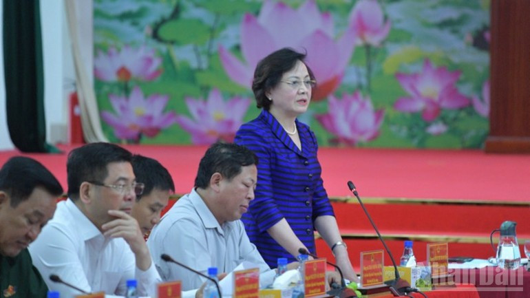 内政部部长范氏清茶发表讲话。