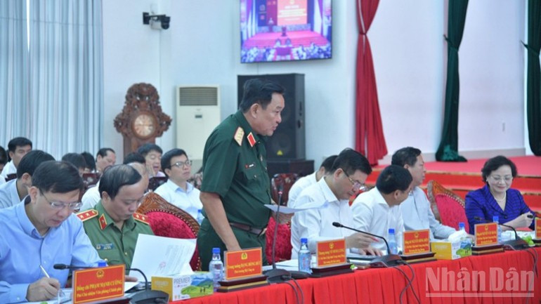 国防部领导发表讲话。