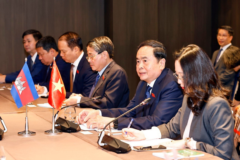 越南国会主席陈青敏发表讲话。