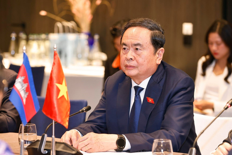 越南国会主席陈青敏发表讲话。