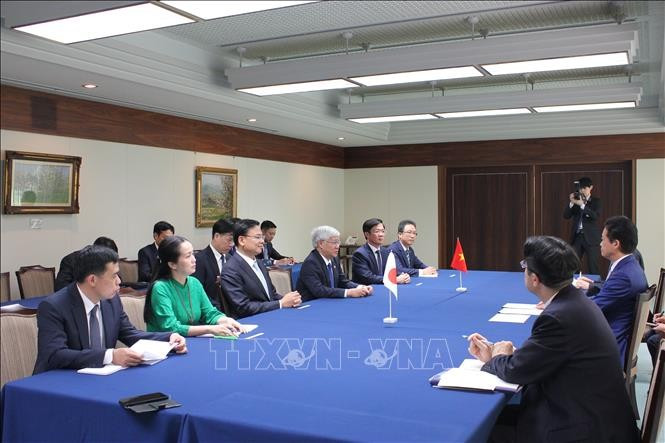 *越南祖国阵线中央委员会主席杜文战会见日本众议院副议长玄叶光一郎。 *越南祖国阵线中央委员会主席杜文战会见日本众议院副议长玄叶光一郎。