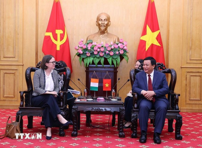 越共中央政治局委员、胡志明国家政治学院院长、中央理论委员会主任阮春胜会见爱尔兰驻越南大使法卢因。