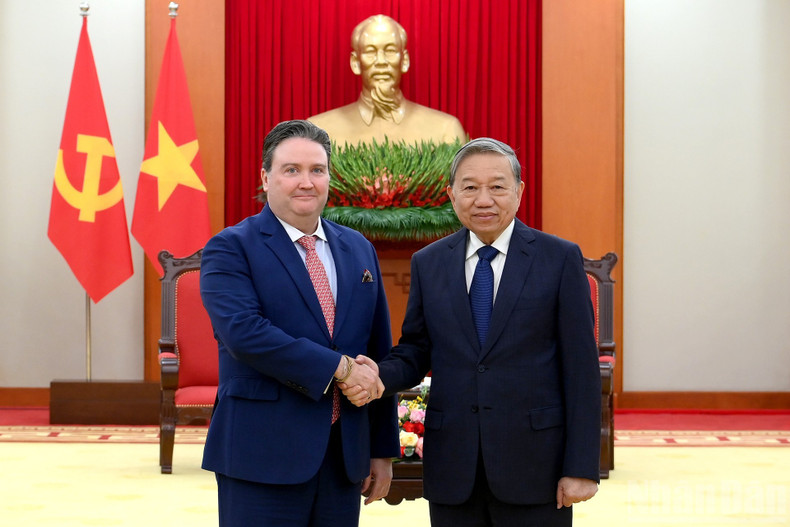 越共中央总书记苏林会见美国驻越南大使马克·纳珀。