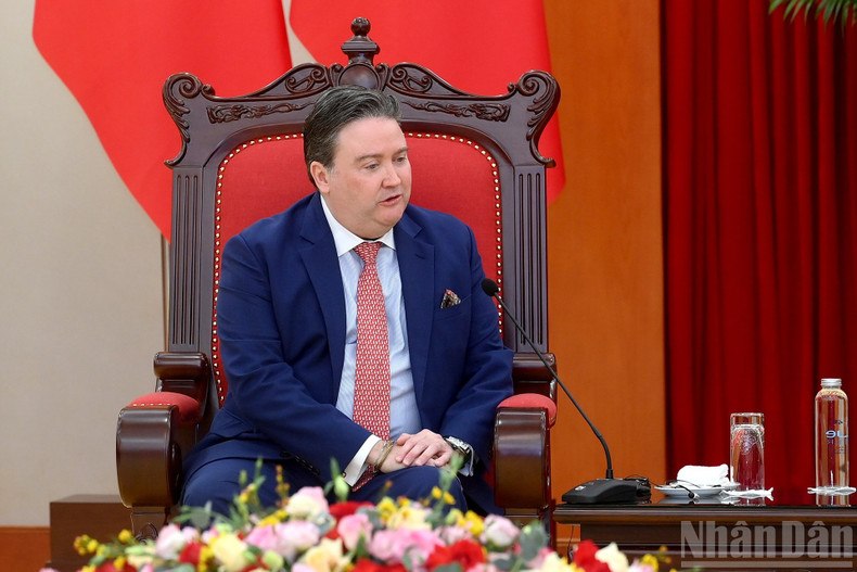 美国驻越南大使马克·纳珀发表讲话。