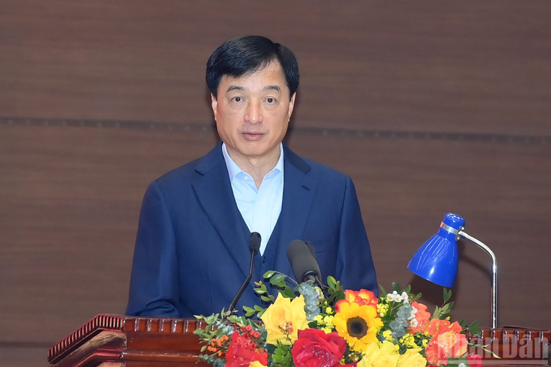 越共中央政治局委员、河内市委书记阮维玉发表讲话。