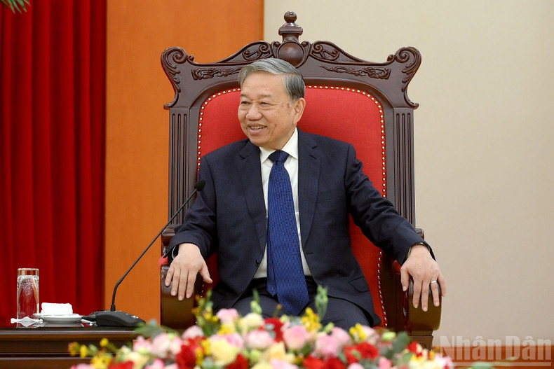 苏林总书记发表讲话。