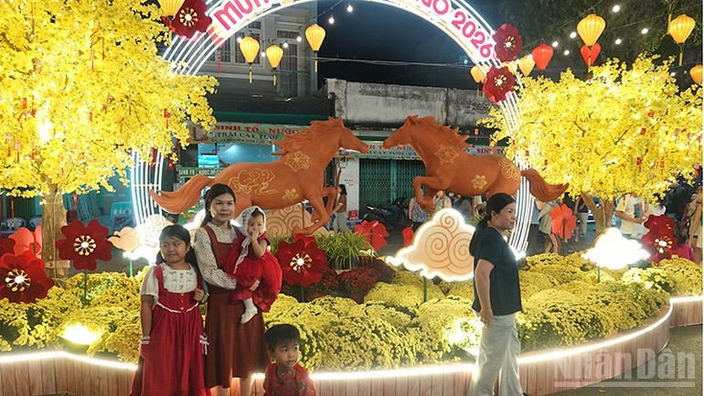 众多人前来参加活动。