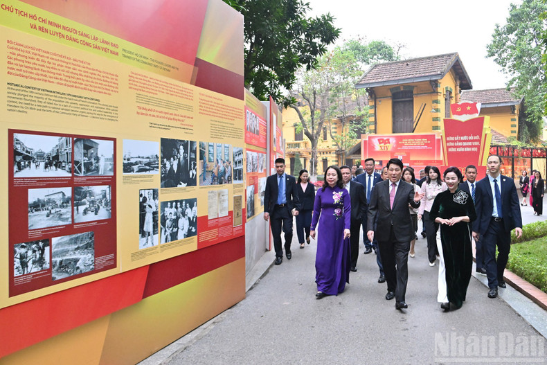 越南国家主席梁强、国家副主席武氏映春参观胡志明主席遗迹区。