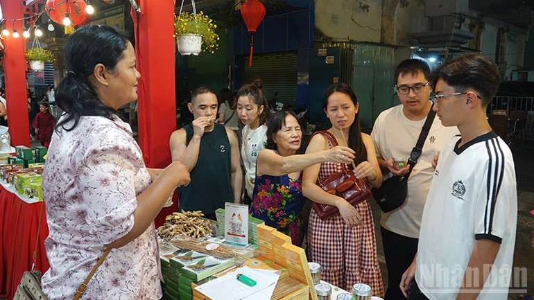 花市还吸引林同、庆和、西宁、同奈、同塔、永隆、顺化市及胡志明市等120余家单位参展，推介各地农产品、特产、OCOP产品及民间传统美食。