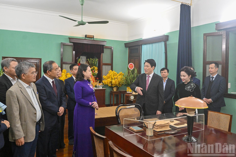 越南国家主席梁强、国家副主席武氏映春和各位代表在67号房。