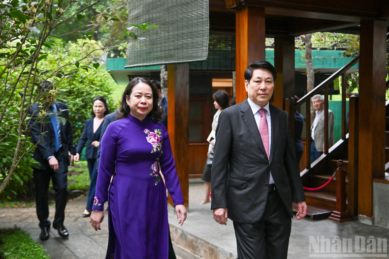 越南国家主席梁强、国家副主席武氏映春参观胡志明主席遗迹区。