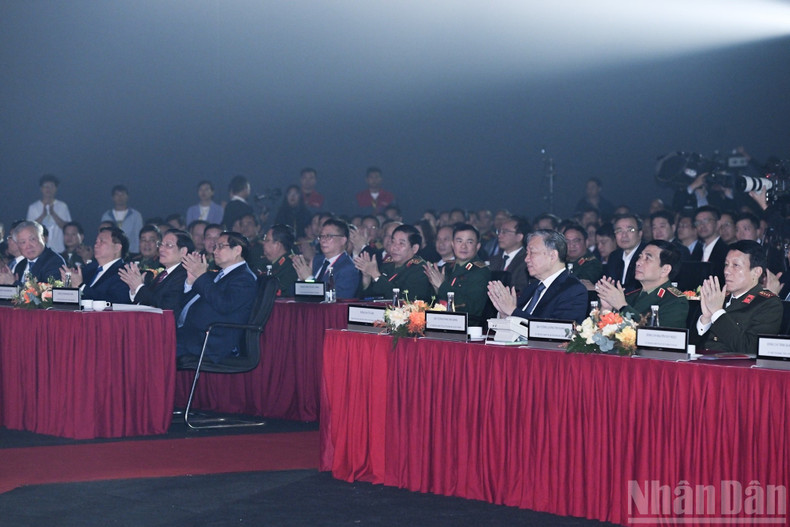 苏林总书记、范明正总理和党、国家领导出席仪式。