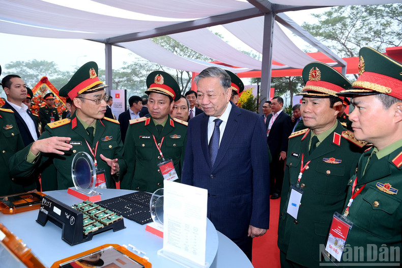苏林总书记了解越南军队电信工业集团的科技产品。