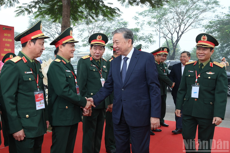 苏林总书记出席越南军队电信工业集团的高科技半导体芯片制造厂项目奠基仪式。