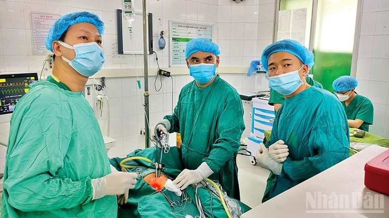 宣光综合医院的医生为一名儿童实施了腹腔镜腹股沟疝手术。