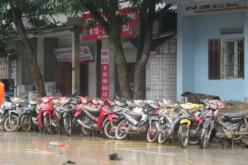 河江二坊的一家二手摩托车店在洪水中遭受了严重损失。