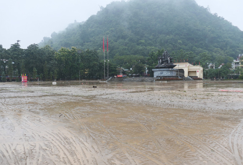河江一坊3·26广场被泥浆淹没。