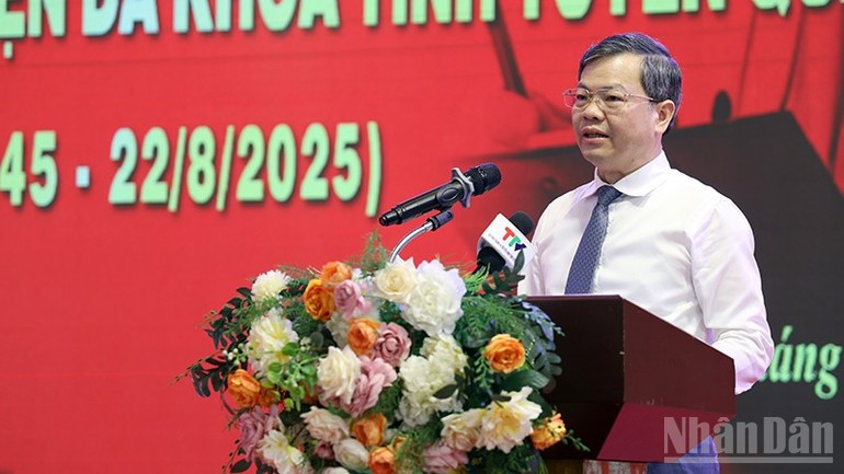 宣光省省委副书记、人民议会主席阮文山在仪式上发表讲话。