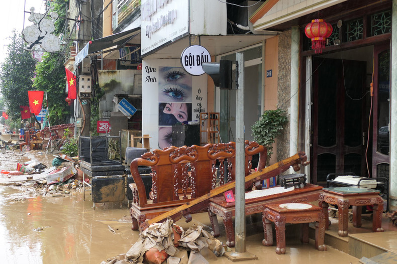 由于灾情严重，河江一坊和河江二坊的居民急需当局的援助。