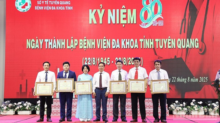 宣光省卫生厅领导向各集体授予省人民委员会主席的优秀劳动集体称号。