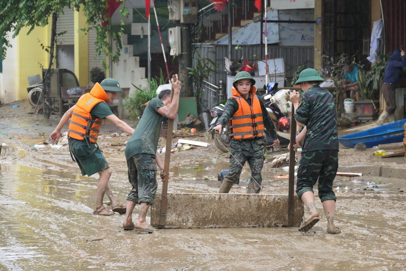 军队力量参与河江二坊的灾后重建工作。