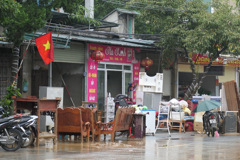 洪水过后，数千户家庭的财产遭到破坏。