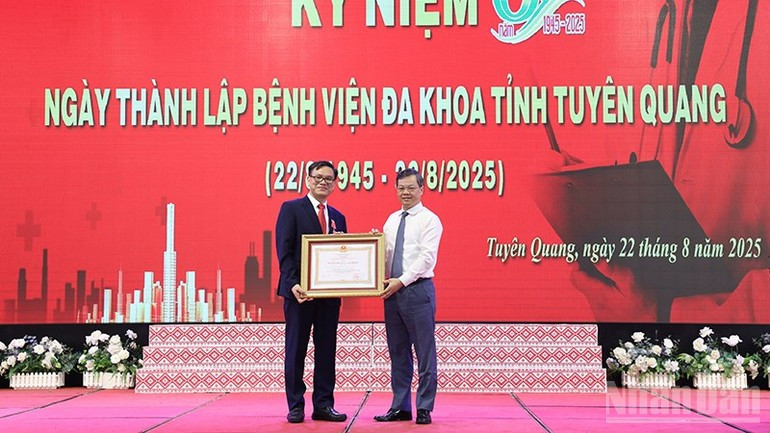 宣光省省委副书记、人民议会主席阮文山向宣光省综合医院院长、优秀医师、博士、医生阮兴道授予三级劳动勋章。