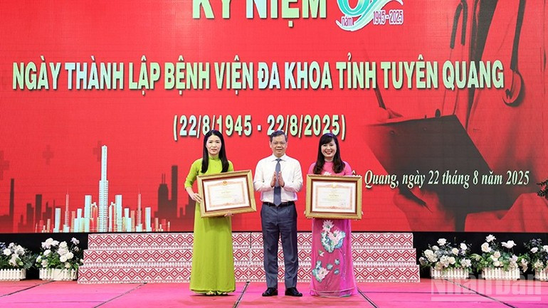 宣光省省委副书记、人民议会主席阮文山向模范个人授予政府总理的奖状。