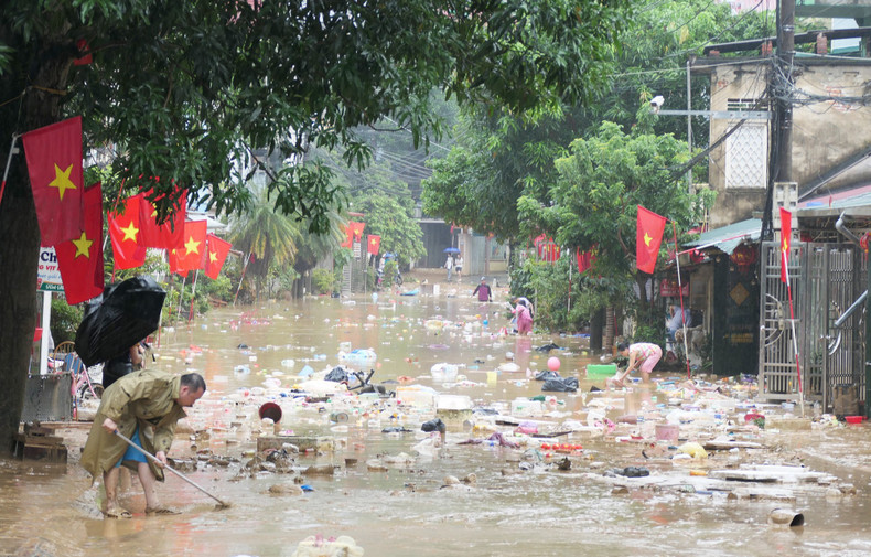 洪水退去后，当地政府和居民集中精力应对灾后重建工作。