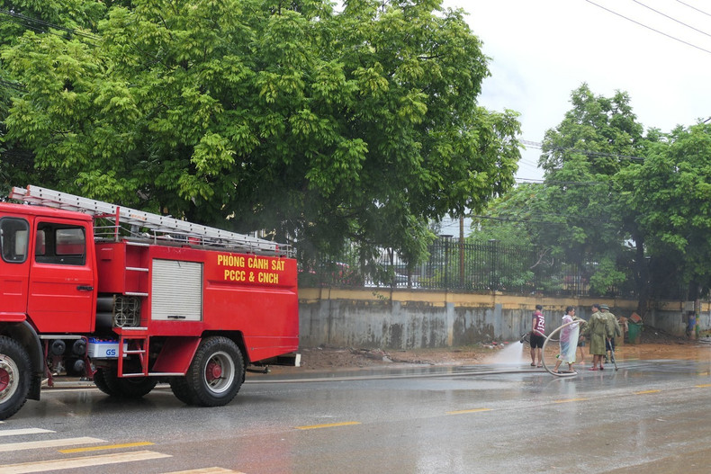 宣光省公安力量使用专用车辆清洗道路上的泥浆。