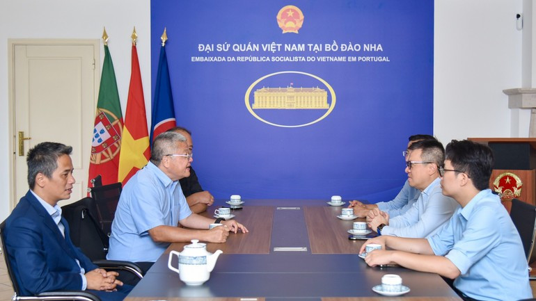 《人民报》总编辑黎国明同越南驻葡萄牙大使馆举行工作会议。 《人民报》总编辑黎国明同越南驻葡萄牙大使馆举行工作会议。
