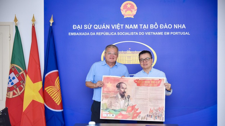 《人民报》总编辑黎国明向越南驻葡萄牙大使馆领导赠送《人民报》 9·2国庆特别副刊。 《人民报》总编辑黎国明向越南驻葡萄牙大使馆领导赠送《人民报》 9·2国庆特别副刊。