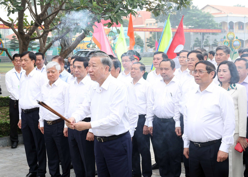 苏林总书记率领工作代表团前往设在胡志明市司令部的胡志明主席塑像前敬香缅怀胡志明主席。 苏林总书记率领工作代表团前往设在胡志明市司令部的胡志明主席塑像前敬香缅怀胡志明主席。