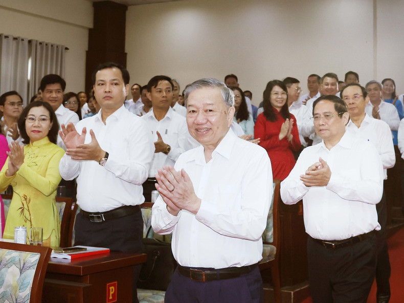 苏林总书记、范明正总理和中央工作代表团出席工作会议。 苏林总书记、范明正总理和中央工作代表团出席工作会议。