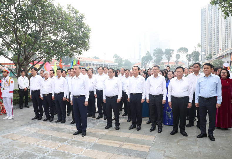 苏林总书记和各位代表在设在胡志明市司令部的胡志明主席塑像前缅怀胡志明主席。 苏林总书记和各位代表在设在胡志明市司令部的胡志明主席塑像前缅怀胡志明主席。