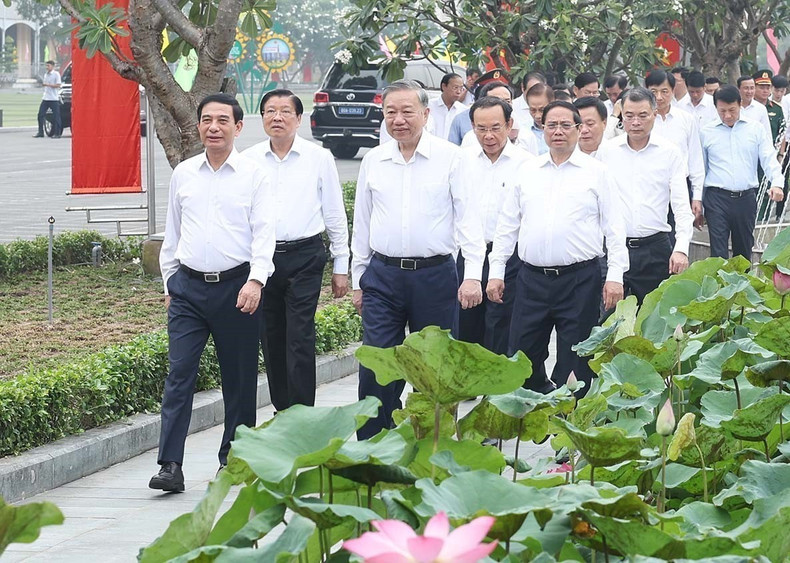 苏林总书记、范明正总理和中央工作代表团出席工作会议。 苏林总书记、范明正总理和中央工作代表团出席工作会议。