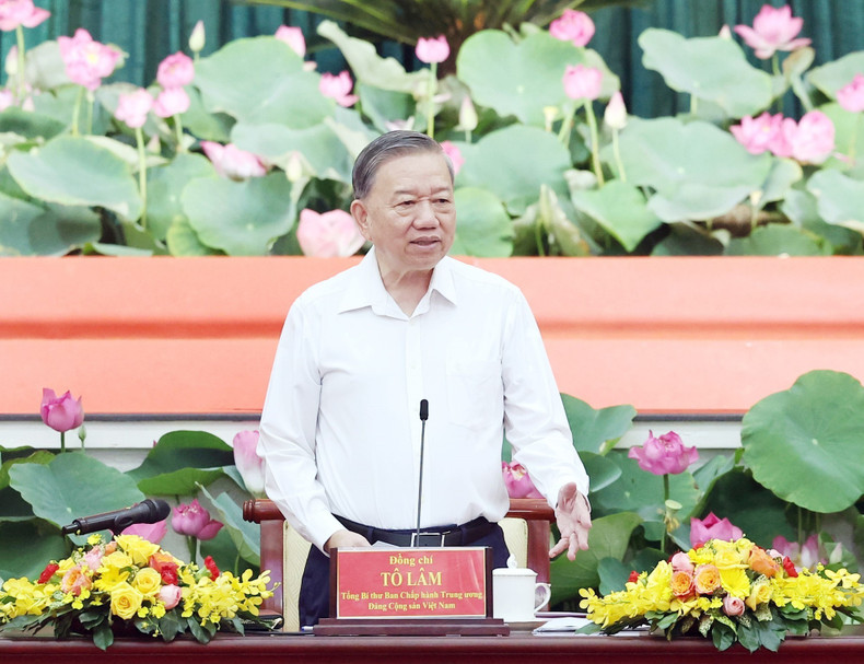 苏林总书记主持会议。 苏林总书记主持会议。