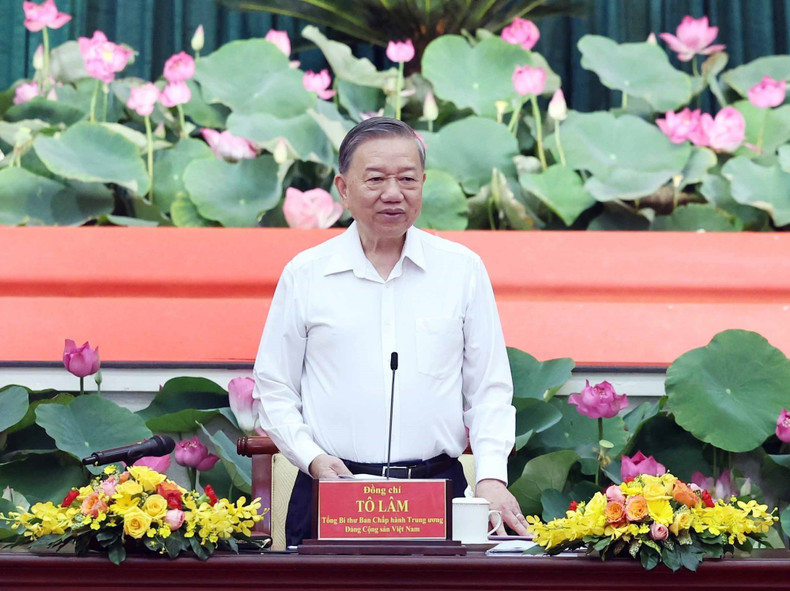苏林总书记主持会议。 苏林总书记主持会议。