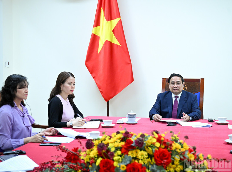 范明正总理和越方代表。