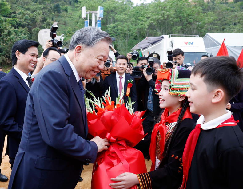 谅山省少数民族少儿向苏林总书记赠送鲜花，表示祝贺。