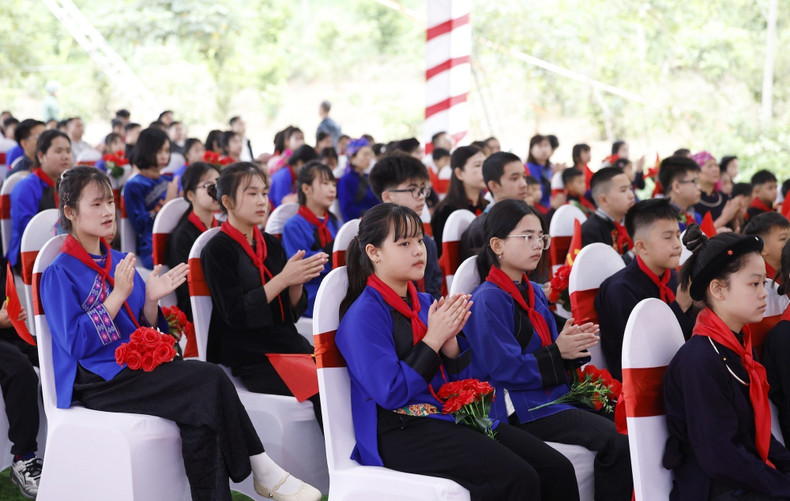 谅山省同登乡同登九年一贯制寄宿学校学生出席活动。