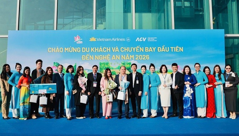 组委会与游客合影。