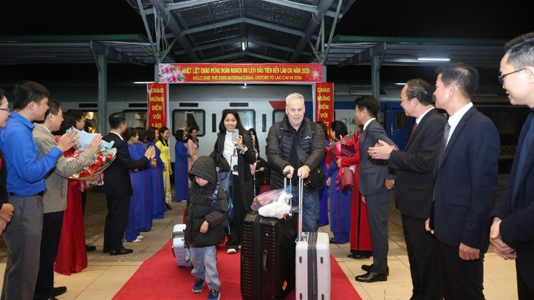 早上 5 点 55 分，SP3 号列车载着 381 名乘客抵达老街站，其中 80% 是来自英国、法国、印度、韩国和澳大利亚的游客。