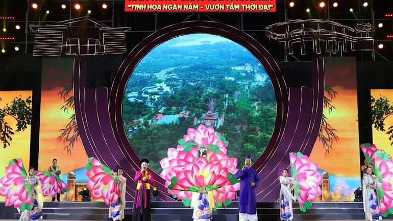 “海防迎接2026新年”在东部文化中心广场举行，此次活动以传统音乐和现代音乐的和谐融合为特色。