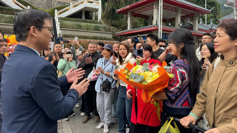 国际游客在谅山省友宜国际口岸受到热烈欢迎。