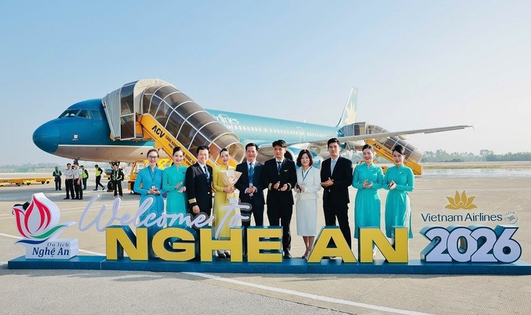 组委会向飞行人员赠送鲜花。