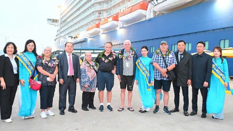 广宁省领导向 2026 年首批到访广宁的国际游客献花并合影留念。