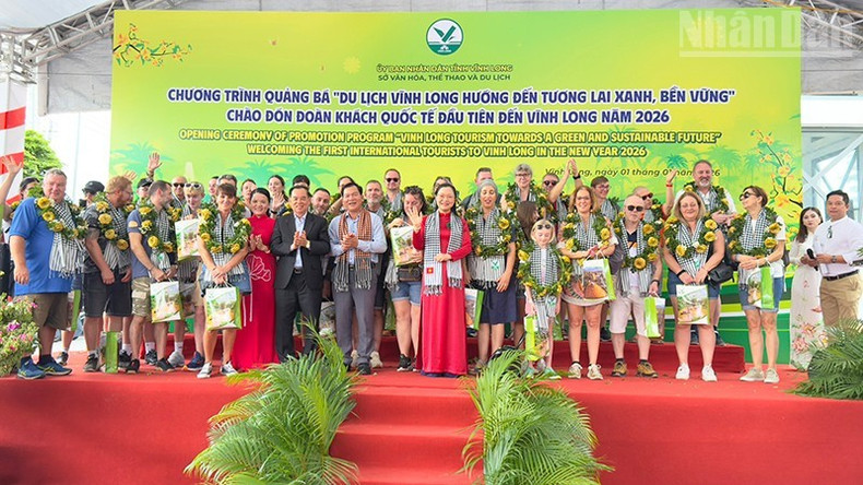 永隆省领导向首批游客赠送礼物。